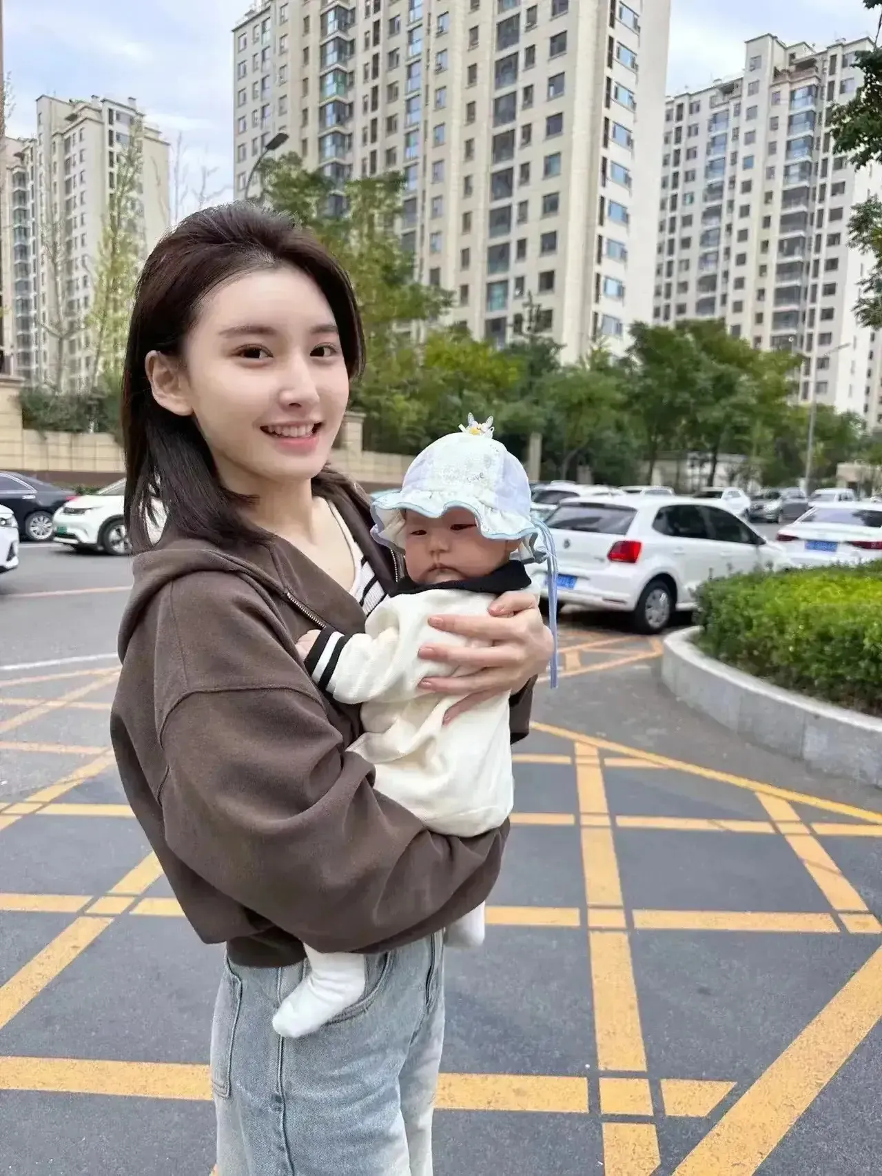 这张照片拍摄于2023年9月，小姨子来我家玩，为了不影响她姐挤奶，她带着我儿子来