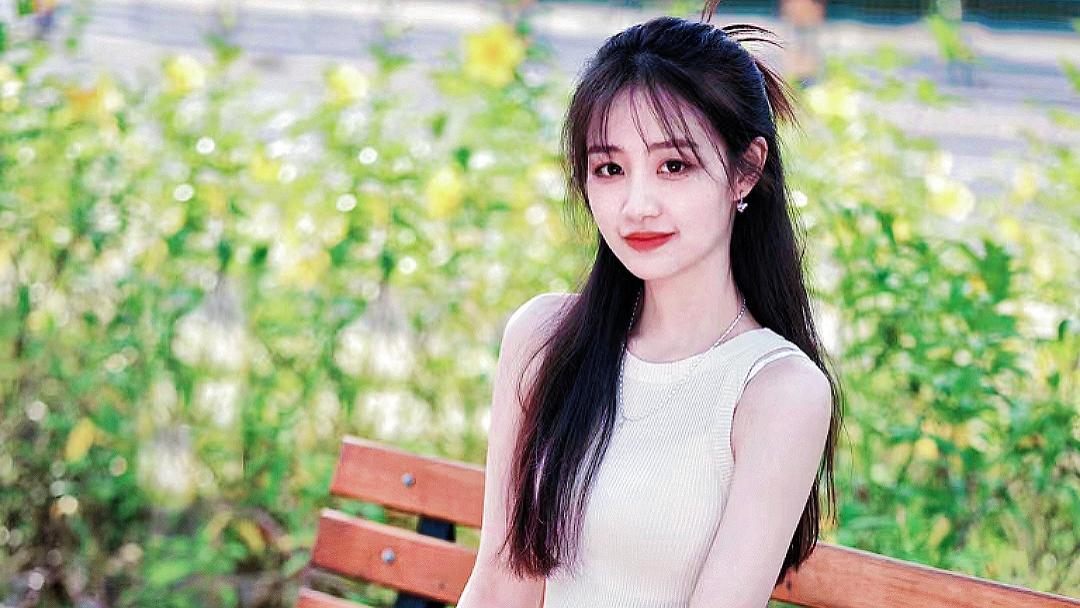 夏季木耳边冰丝针织小背心，设计感修身无袖上衣很适合年轻辣妈穿搭！