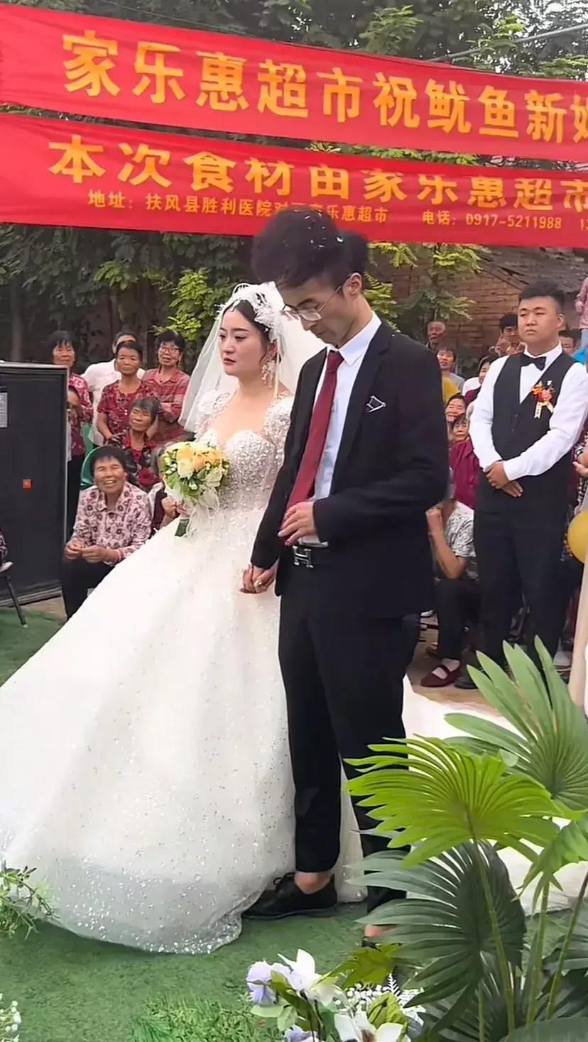 他到底在干什么啊，他知不知道这是他婚礼啊？