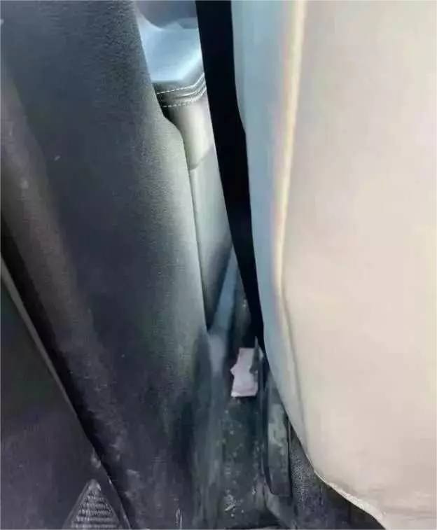 在出租车里发现了这个，我到底要不要捡。
