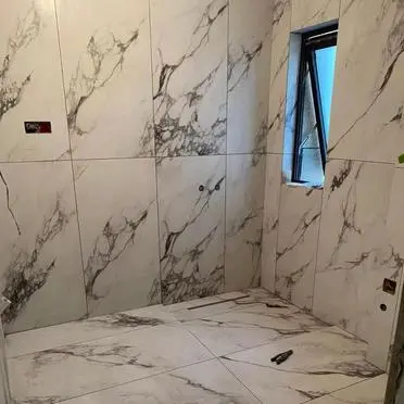 真的是太奇怪了！这瓷砖在建材市场，人家铺在地上展示的时候，看着真的很好看！

怎