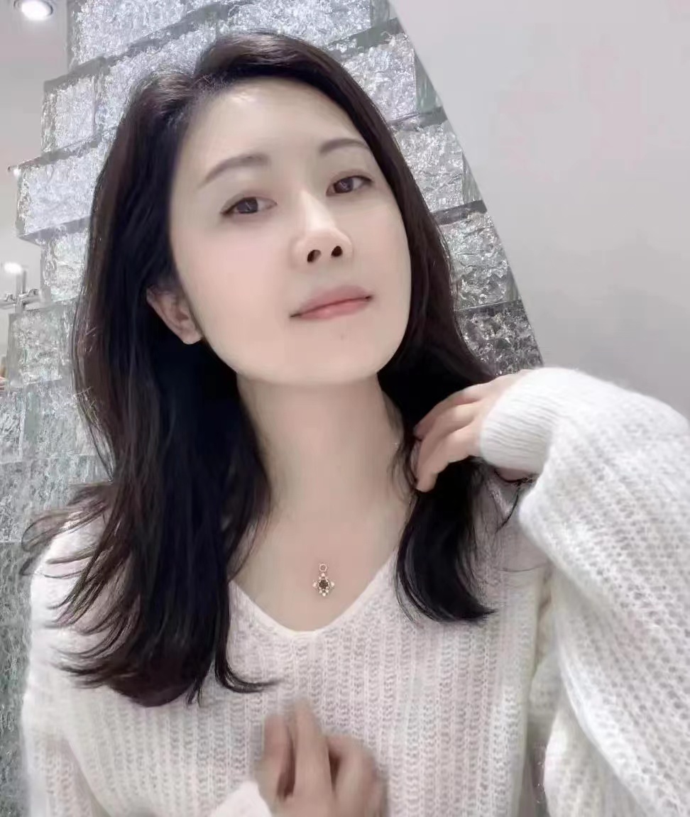 一次同学聚会上，男生想敬酒给女同学，但她拒绝了：“我不喝酒，因为我老公不允许外出