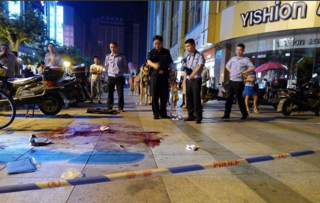 浙江一男子当街砍杀女子后自杀，这起事件引发了广泛关注。

据报道，事件发生在20