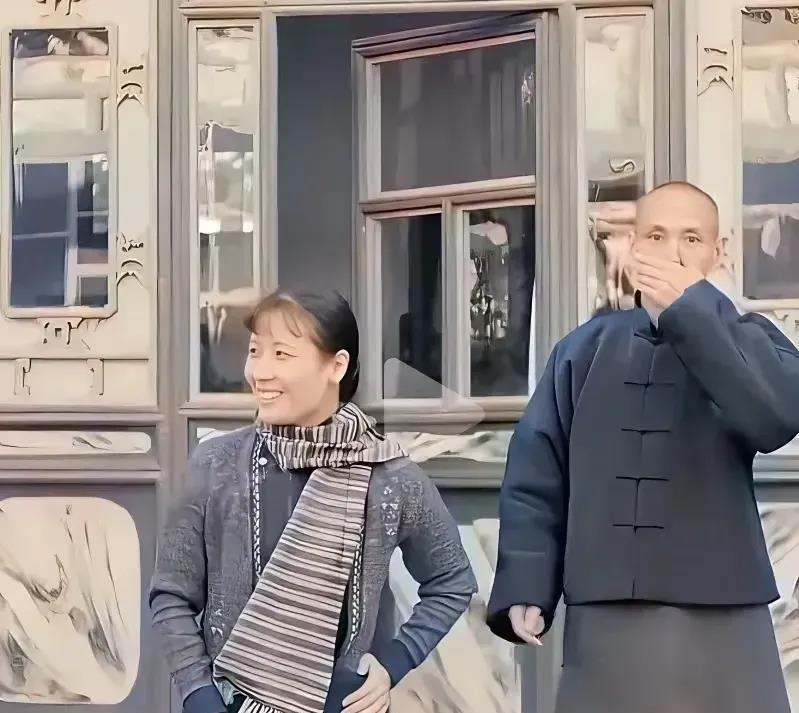 大家不要上当，这是真实的蒋介石和宋美龄，并非影视剧中那般英俊威严。蒋介石的形象略