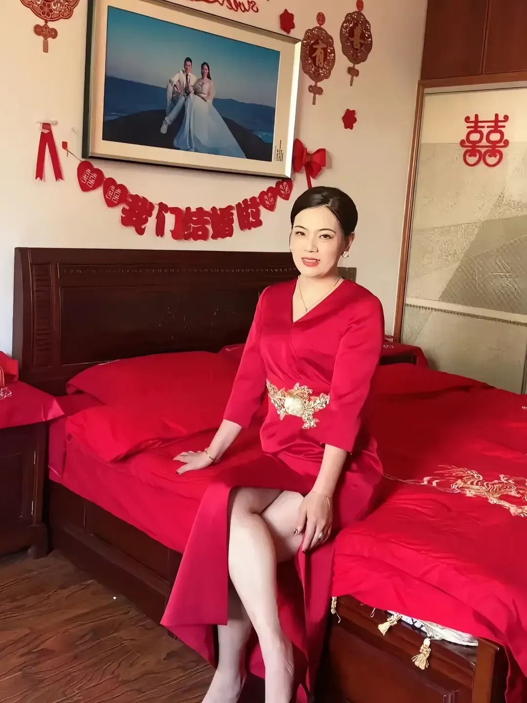 我42岁了
今天
终于把自己给嫁出去了
我的人生终于圆满了
老铁们
快来吃我的喜