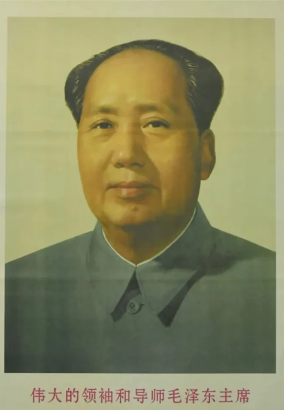 以前老一辈屋里都喜欢贴毛主席像。还记得以前我爷爷每年过年都要买一张主席像叫我贴在