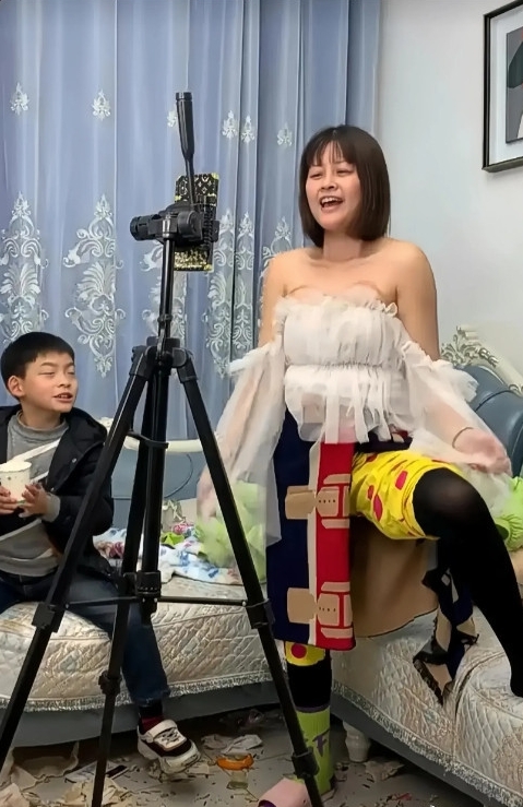 榜一大哥这是你日思夜想的美女主播，真香 ​​​