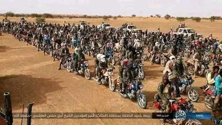 蚂蚁一般密集，3000多名武装分子大规模突袭、无人机大开杀戒杀死400人，满地都