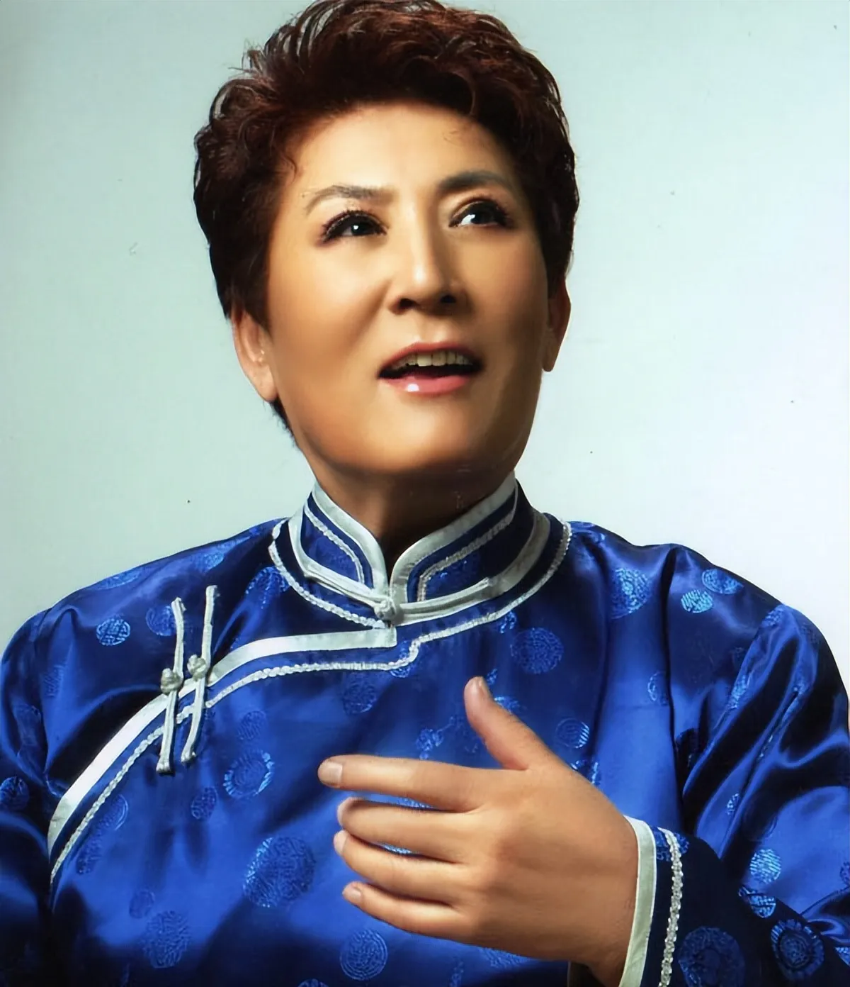 蒙古族歌唱家德德玛去世，听到这个消息感到很突然，因为近些年来还经常在电视里看到她