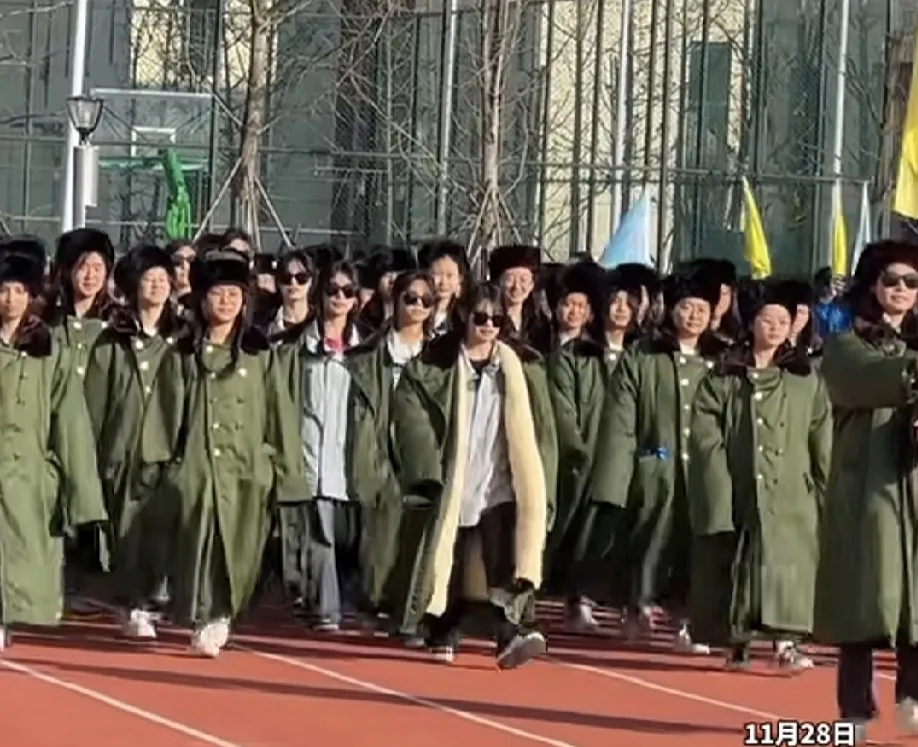 一高中运动会上演军大衣队“大战”花棉袄队，今年军大衣和花棉袄才是潮流？11月27