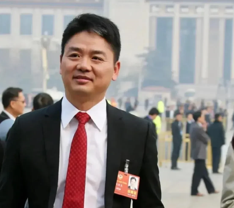 最后打败李佳琦的是京东，资本面前只有更强，一山更比一山高，直接互杠！
京东是被李