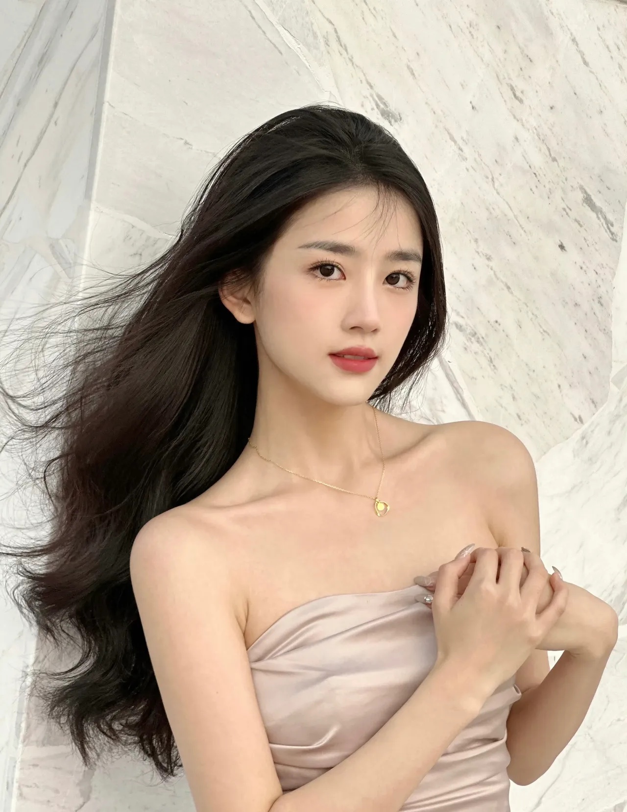 新人美女网红福建福州姑娘潘敏
她叫潘敏，1999年出生于福建省福州市，身高163