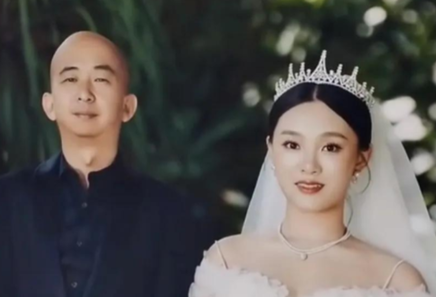 简直是一朵鲜花插在了牛粪上，2022年坐拥10亿身家的最丑男星巨兴茂，和大美女孟