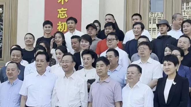众星出席座谈会：唐国强精神足，杨幂穿唐装显干练，王一博引争议