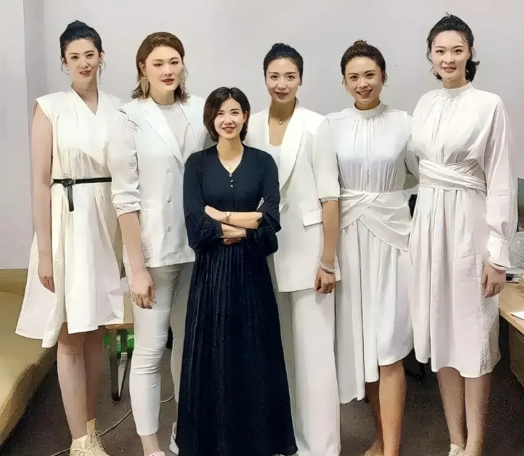惠若琪，曾春蕾，魏秋月，丁霞，王一梅，薛明，都在同一个框里。我觉得惠若琪是最漂亮