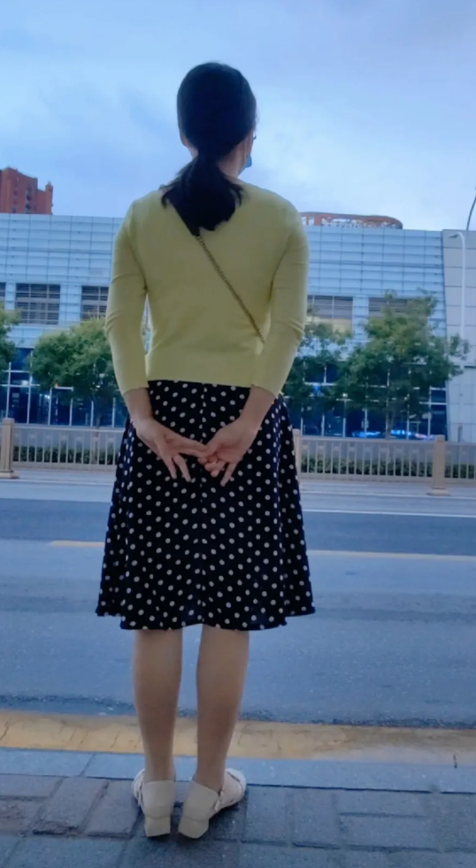今天高中曾追过我的男同学问我，高中毕业18年了，再也没见过我，能否发张照片给他，