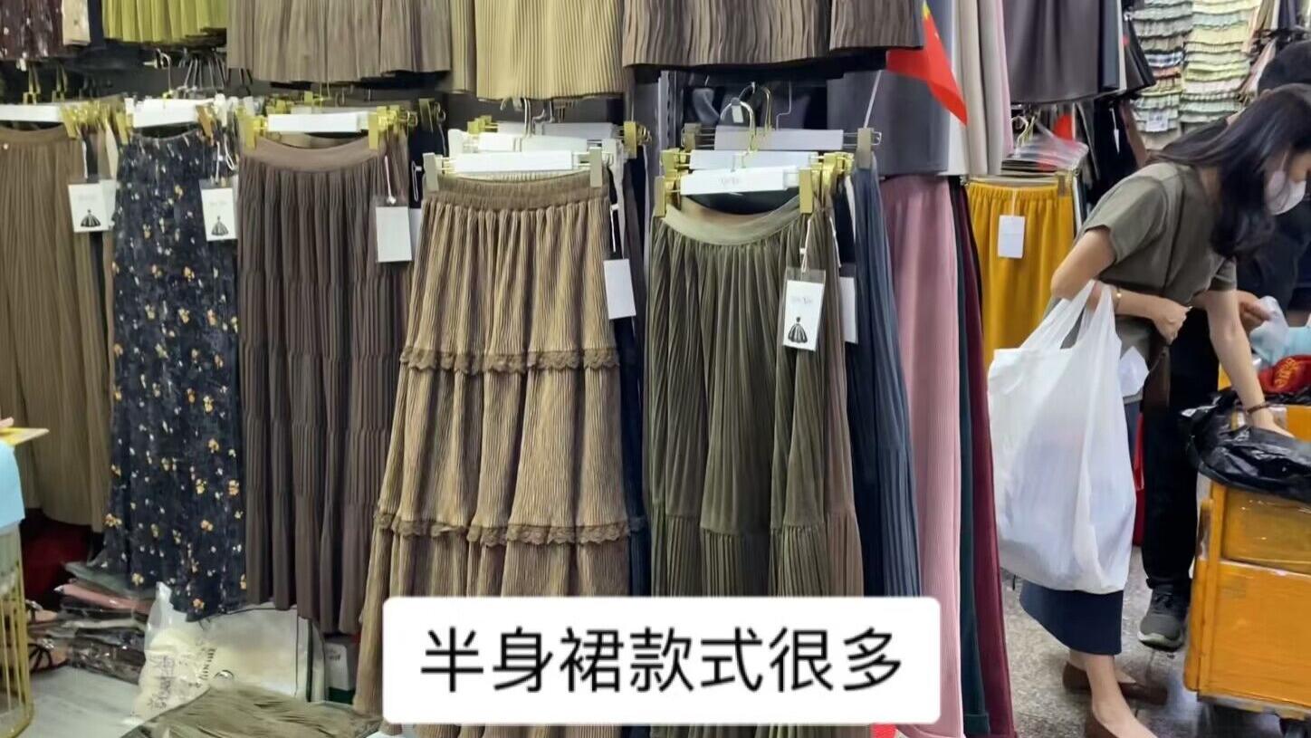 看下广州服装市场半身裙新款，种类多样休闲百搭，价格也都很跑量