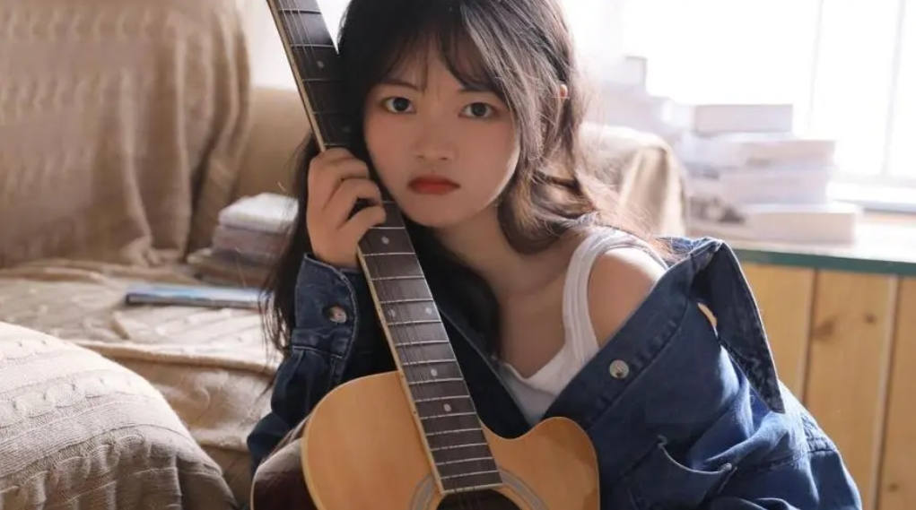上联：天生丽质如春花，下联：？