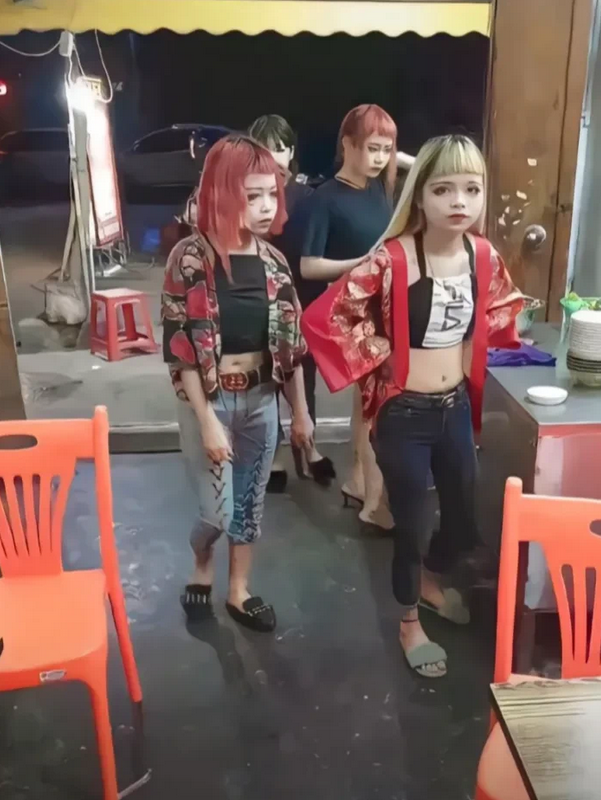 带表弟出来吃宵夜，表弟挺有实力啊，居然带了几个美女！