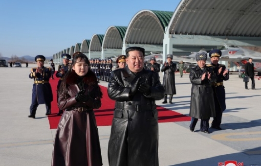 金正恩携女儿金主爱视察空军部队，并观看飞行展示。