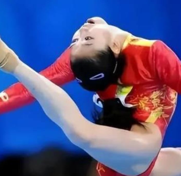 她是中国最矮的奥运冠军，曾被誉为平衡木小公主，身高仅1米37。退役后，她进入北京