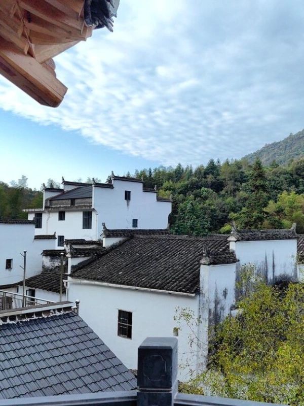 真江南和徽州烟雨🌧️你要来婺源住一晚
“我到徽州细雨斜，一溪水墨一城花”🌸
