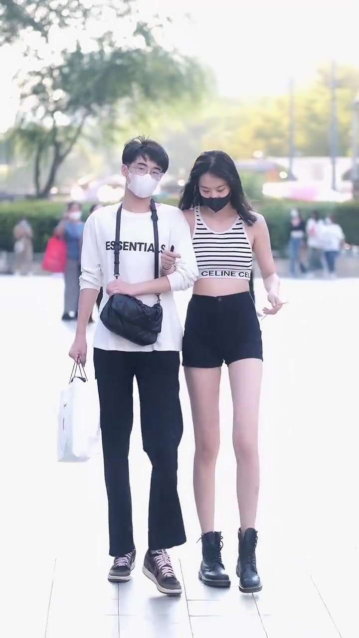 太羡慕这个小哥哥了, 有这么好的女朋友