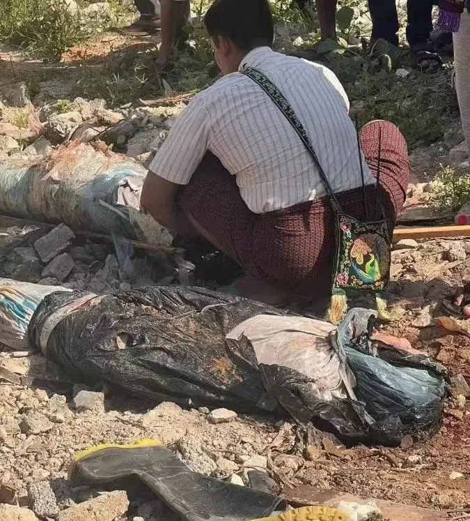 大家可不要被表面上楚楚可怜的这两个女人的样子所迷惑，她们可都是恶魔。她们积攒的数