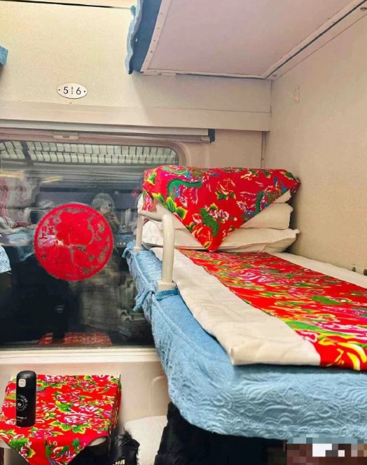 哈尔滨铁路局也下血本了
绿皮用动车全新床具也就算了，还铺了地毯！上车一股新车味儿