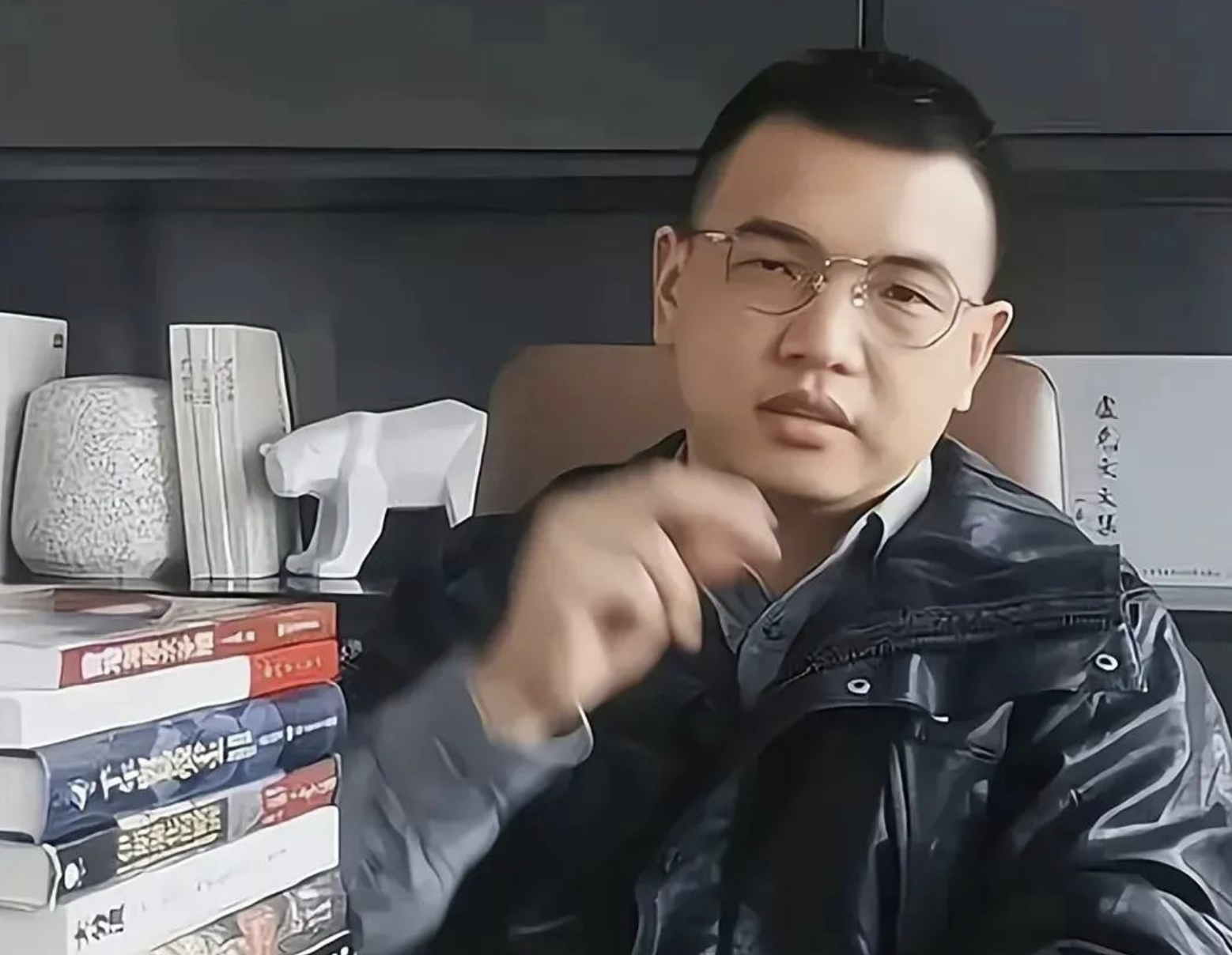 九边吐槽卢克文赚两个钱不容易，难怪卢克文生气，京城大厂高管实力碾压小镇青年。

