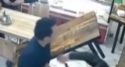 河南郑州，一男子在离开面馆后，又回来索要之前喝剩下的白酒，老板娘还给了他，但该男