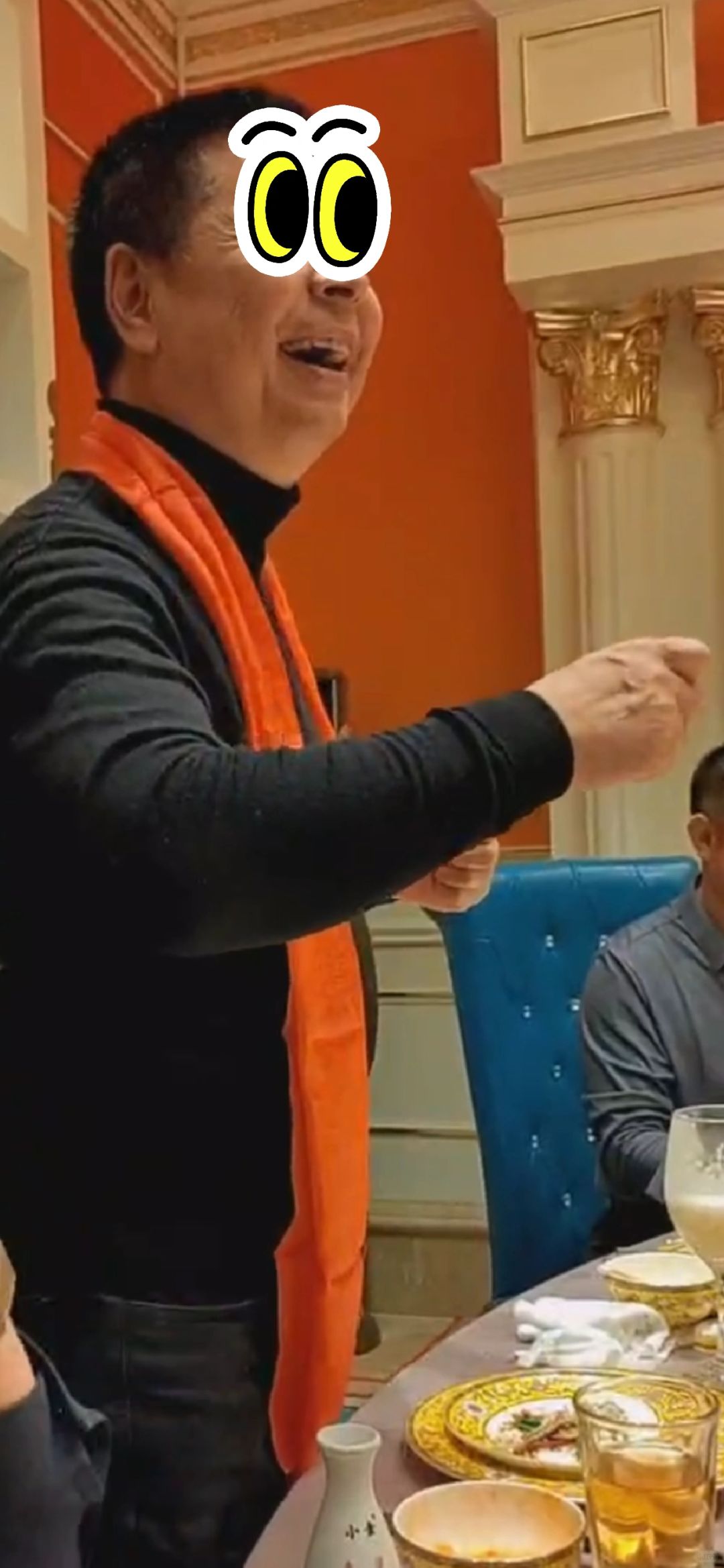 身为一个i人出生在狂e家族
老爸今年退休，给我发来了他的退休趴体现场视频，叔叔阿