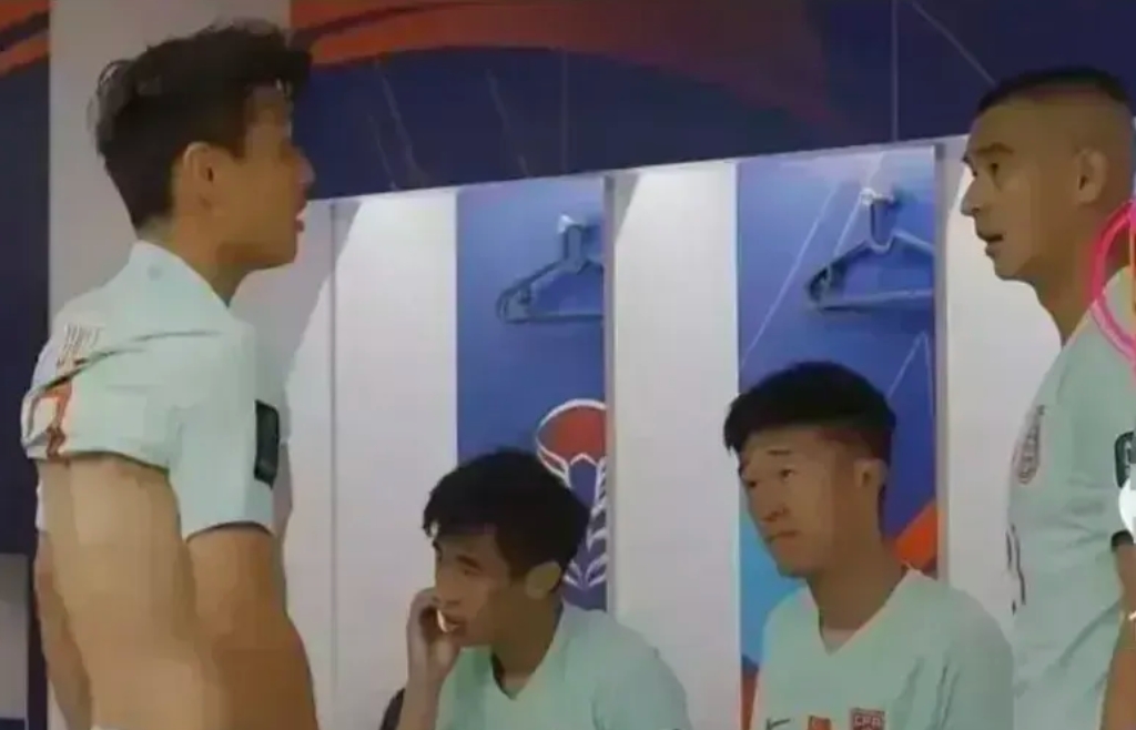 国足要赢球，首先必须清理掉武磊这样的小人，早在上届40强赛时，武磊进球，艾克森跑