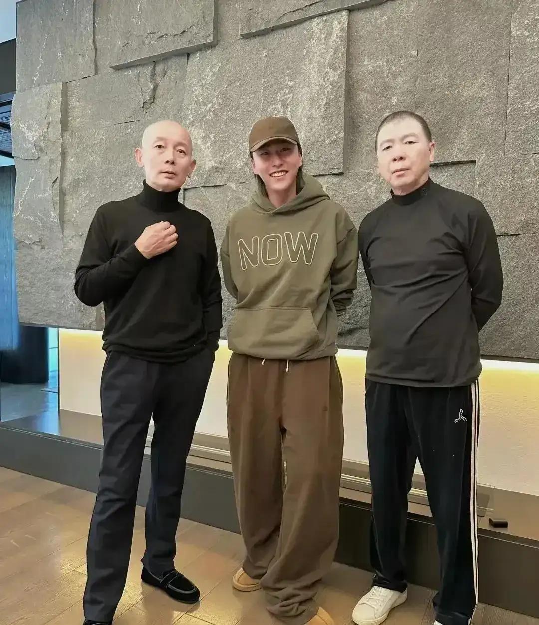 中间那个老大是谁呀？