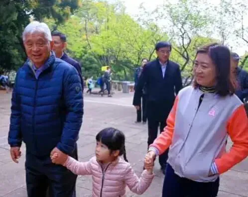 网友：“当年的首富，现在的普通退休老头！”