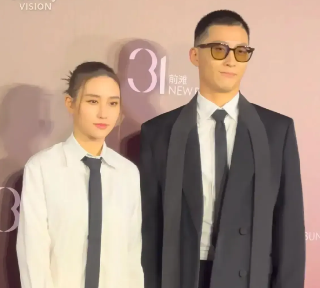 婚姻真可怕，让一对曾经笑得花枝乱颤的人儿神同步地换上冷若冰霜的脸孔
这结婚还没多