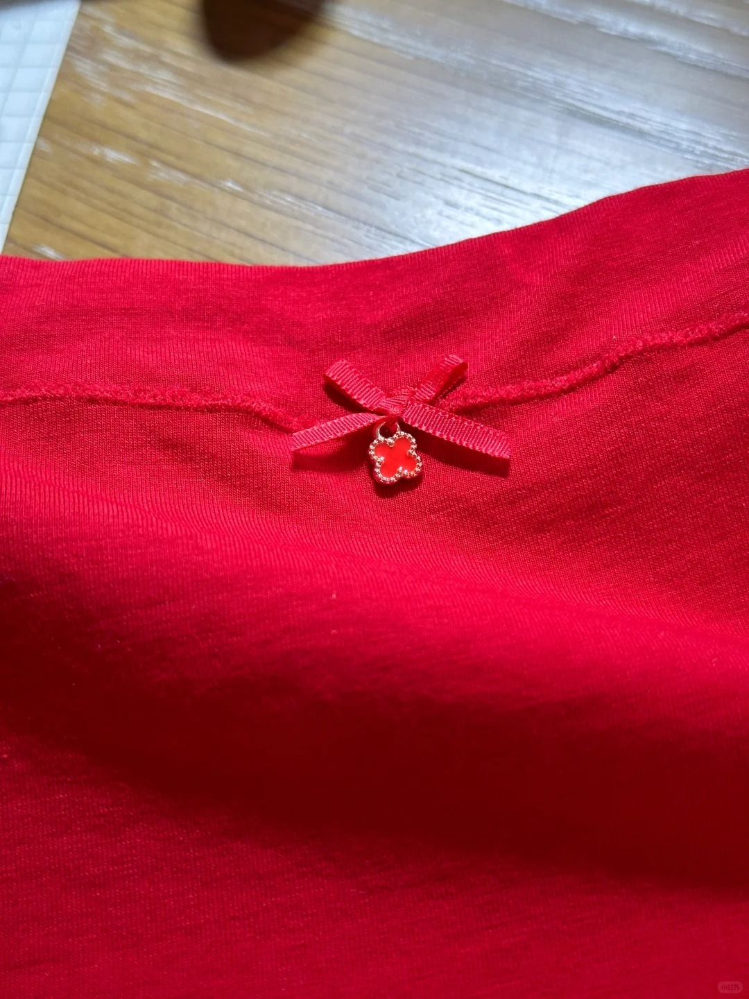 一回家 家里多了很多奢侈品
梵克雅宝的内裤
celine的抓夹
miumiu的抓