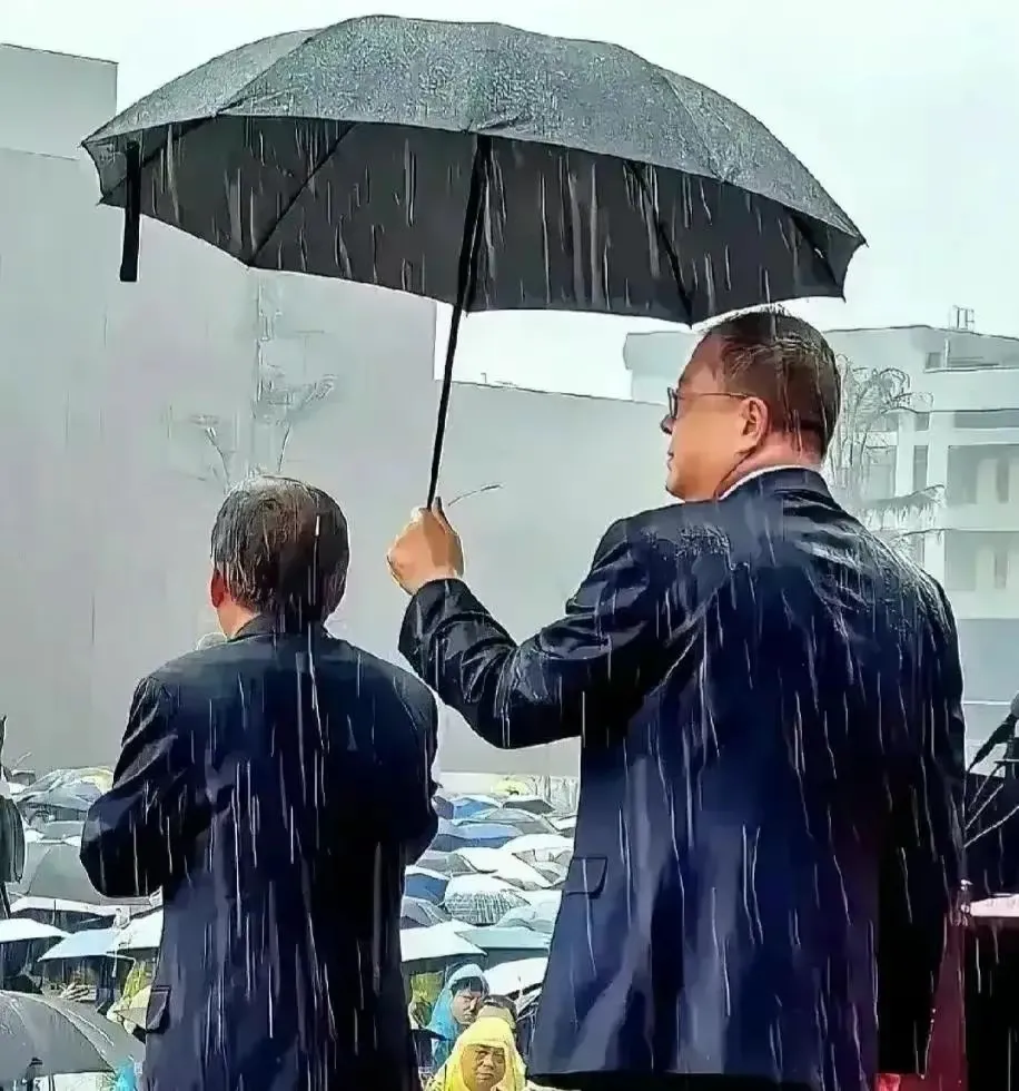 清华北大，压力太大！
这撑起的不是一把伞，而是中国读书人的脊梁，王树国人如其名，