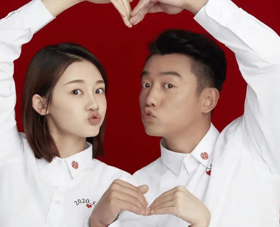 郑恺凌晨激动发图，老婆身材惹争议！

12月8日，郑恺晒出两张老婆苗苗的剧照，并