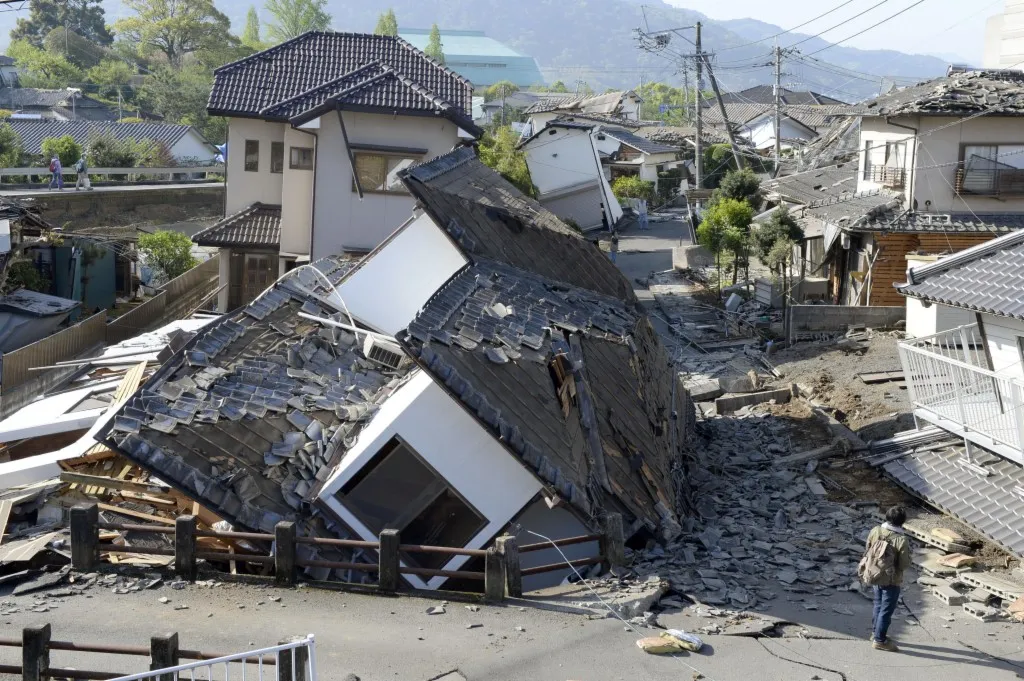 日本这么大的地震，伤亡惨重，失踪人口几百，大火燃烧数日，就是见不到救援人员，为什