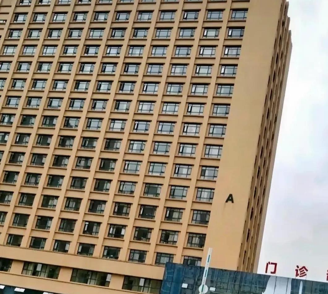 带着孩子来到一家私立医院急诊，得知医生正在外面用餐，需要等待半小时，这让我感到非