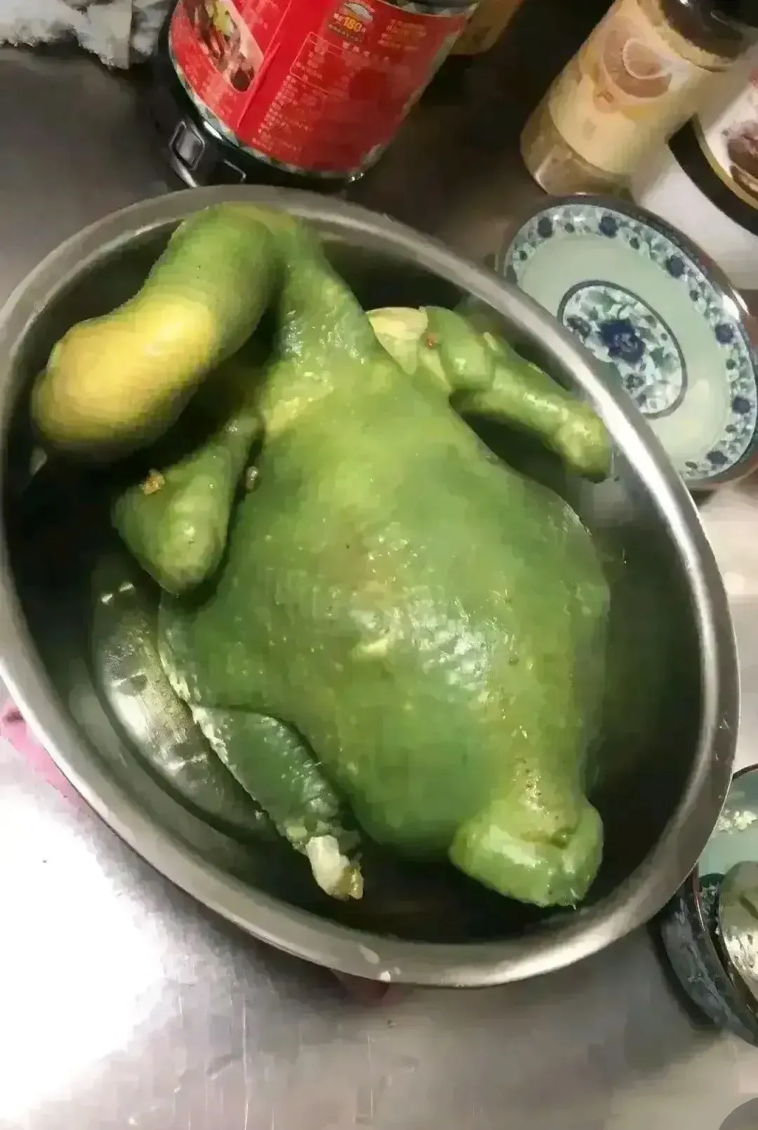 广东，一女子在菜市场上买了一只鸡，想回去给家人们做，白斩鸡。

等女子把鸡下锅、