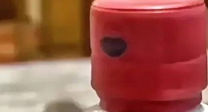 陕西西安，一男子为了宴请客户，带了几瓶价值1万元的珍藏茅台酒到饭店，可是在服务员