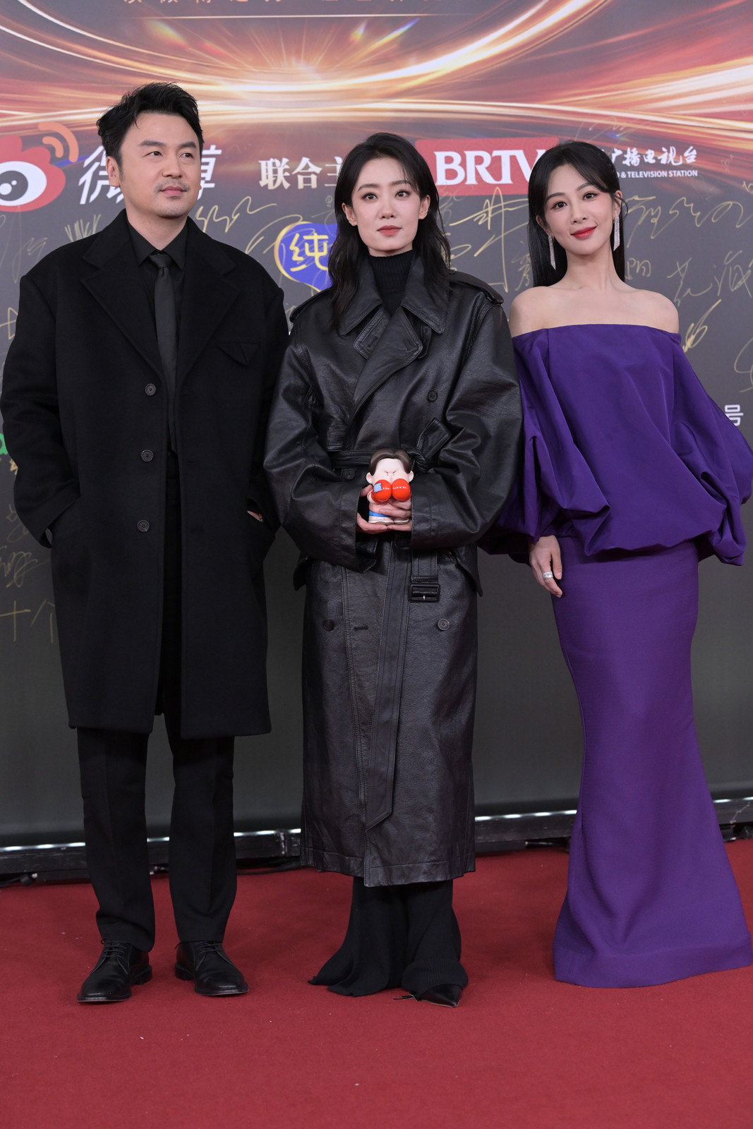 电影《热辣滚烫》剧组雷佳音、张小斐、杨紫亮相2023年微博之夜红毯！手中玩偶代表