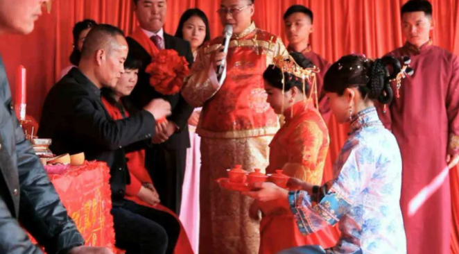 在婚礼上，新娘提出了88000元的改口费要求，让新郎和他的家人感到意外。婆婆果断