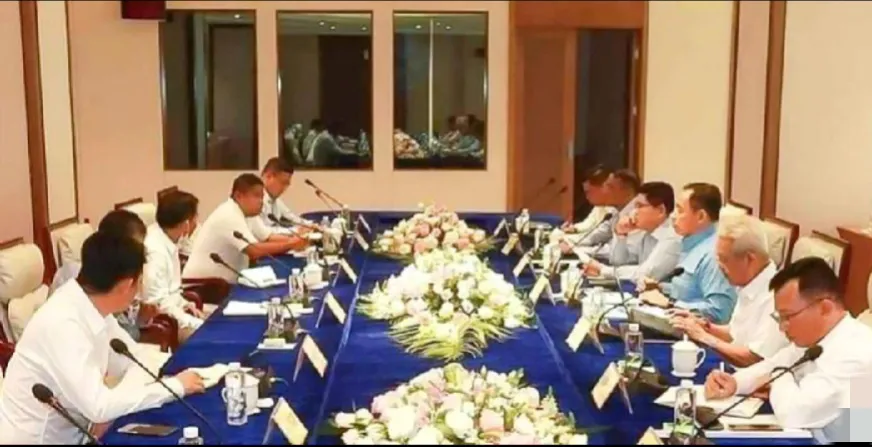 缅甸，军政府与“三家兄弟联盟组织”，在中国会谈的现场画面曝光，只谈了10分钟，肯