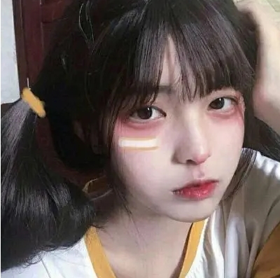 上联：女子容貌似仙子，下联：?