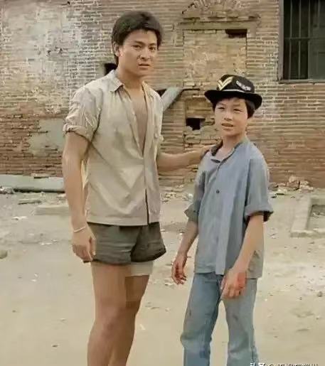 1982年的华仔，他身旁的小孩更是当今顶流，你们知道他是谁吗？大家猜一猜。