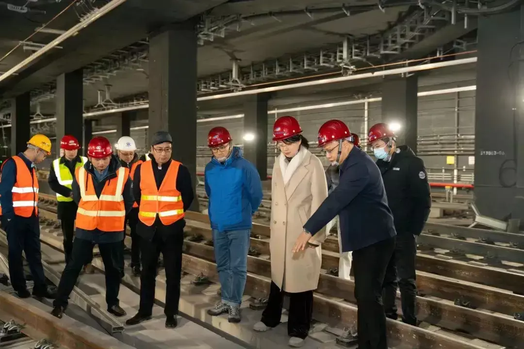 一个领导深入基层调研是应该的，可惜的是，安全帽没有正确佩戴