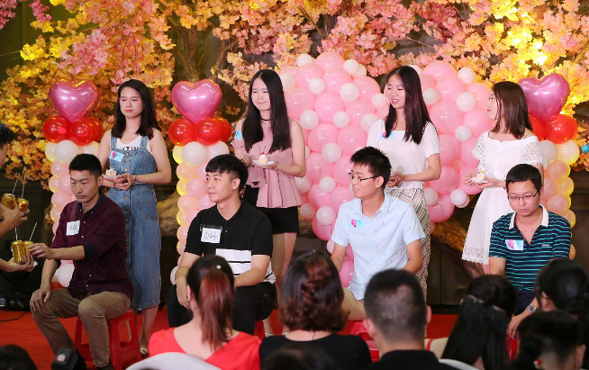 华为内部流传着一个让人哭笑不得的笑话：华为的员工经常在内部进行相亲活动，每次相亲